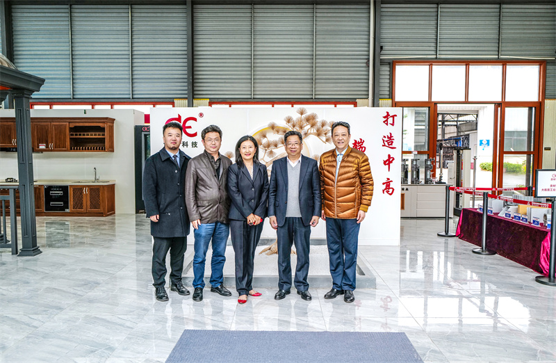 陳 剛：原貴州鋁廠黨委書記、執(zhí)行董事、中國鋁業(yè)貴州分公司總經(jīng)理