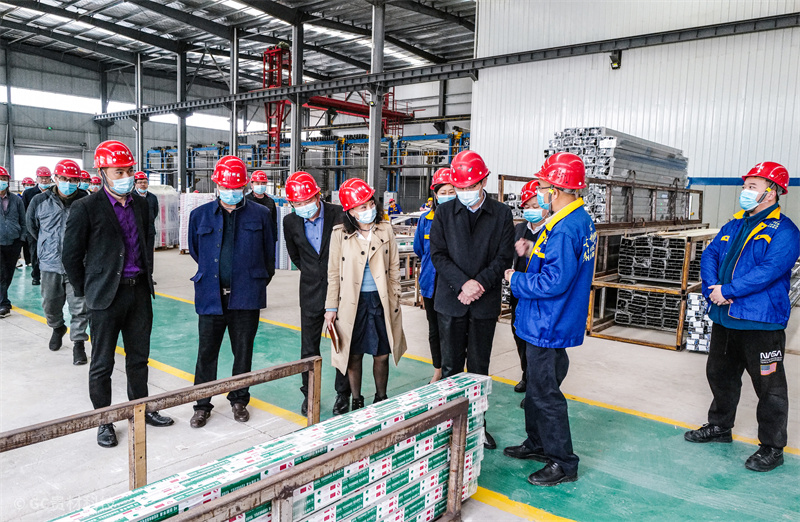 施 波：貴州省工商聯(lián)副主席