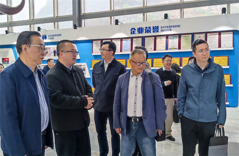 郭子儀：貴州省政協(xié)常務(wù)委員，民進(jìn)貴州省專職副主委