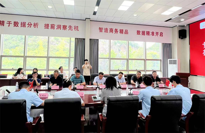 李 燁：貴州大學(xué)黨委委員