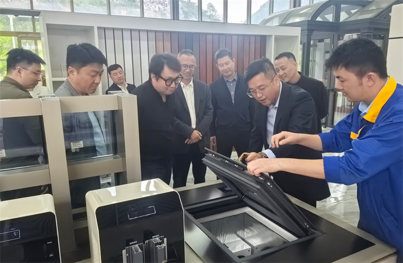王朔：貴州省建院黨委委員、副院長
